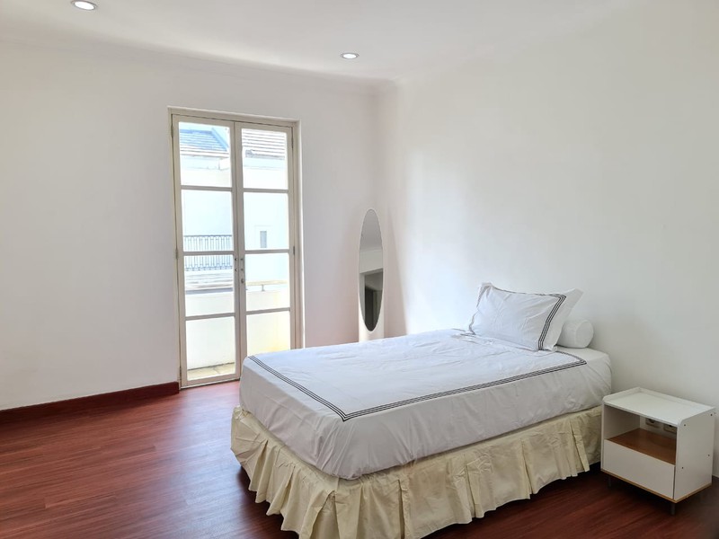 Rumah Sudut Dalam Cluster di Jl Kemang Barat. Bebas Banjir. Tiga Setengah Lantai. Semi Furnished.