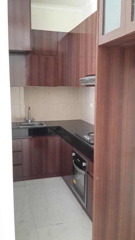 Rumah Sudut Dalam Cluster di Jl Kemang Barat. Bebas Banjir. Tiga Setengah Lantai. Semi Furnished.