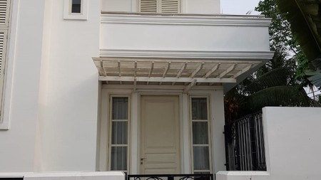 Rumah Sudut Dalam Cluster di Jl Kemang Barat. Bebas Banjir. Tiga Setengah Lantai. Semi Furnished.
