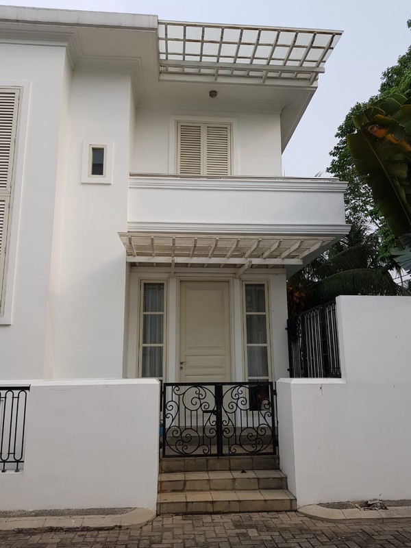Rumah Sudut Dalam Cluster di Jl Kemang Barat. Bebas Banjir. Tiga Setengah Lantai. Semi Furnished.