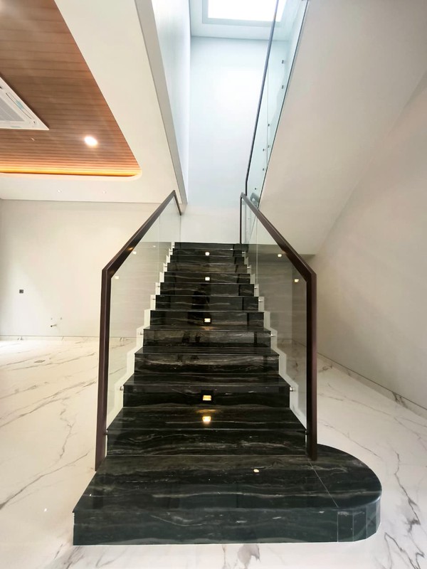 DIJUAL RUMAH BARU GRESS HIGH SPEC COZY HOME 3 LANTAI SUPER LUX CITRALAND SURABAYA