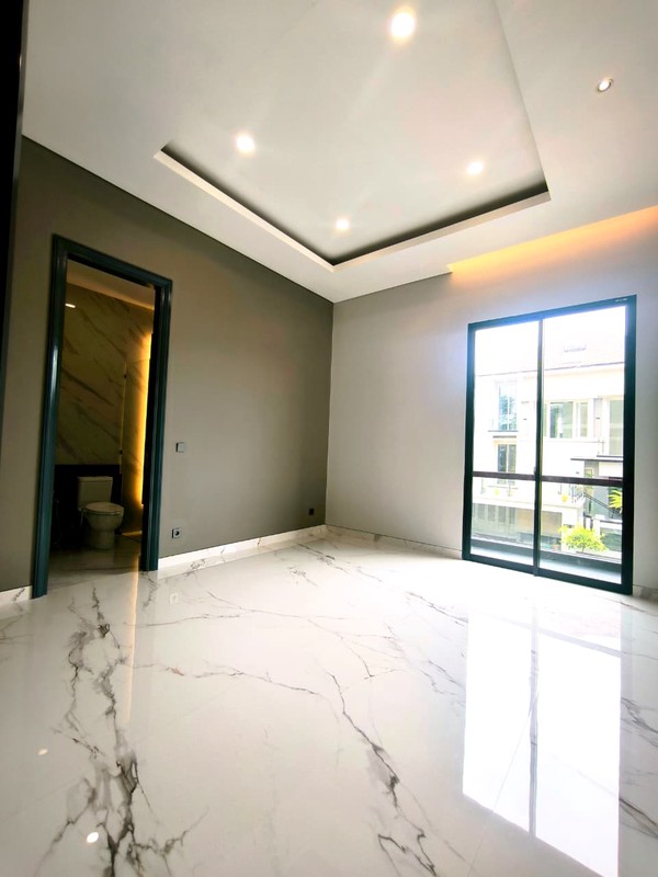 DIJUAL RUMAH BARU GRESS HIGH SPEC COZY HOME 3 LANTAI SUPER LUX CITRALAND SURABAYA