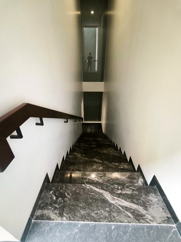 DIJUAL RUMAH BARU GRESS HIGH SPEC COZY HOME 3 LANTAI SUPER LUX CITRALAND SURABAYA