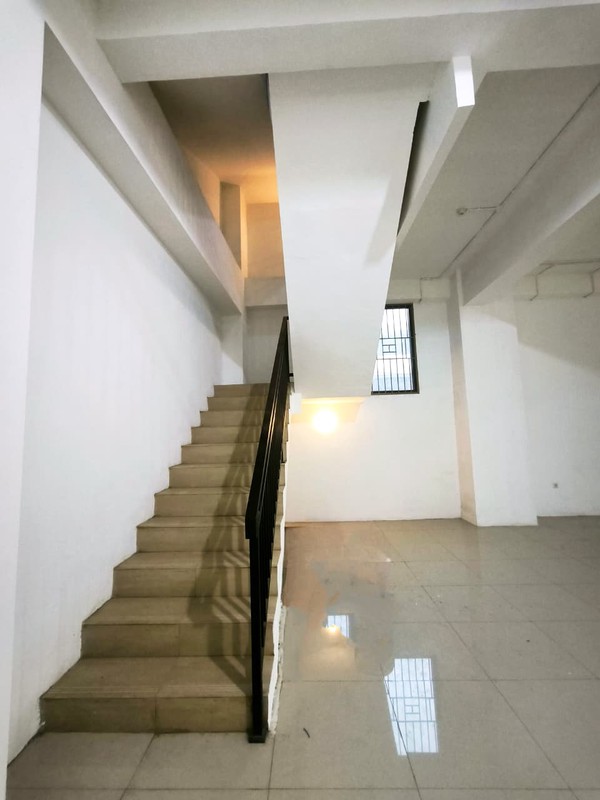 DISEWAKAN GEDUNG 4 LANTAI NOL JALAN RAYA KEDUNGDORO SURABAYA PUSAT