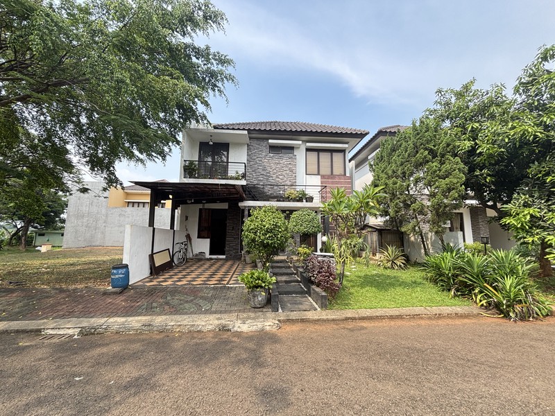 Rumah Villa Hadap Taman di  Legenda Wisata 