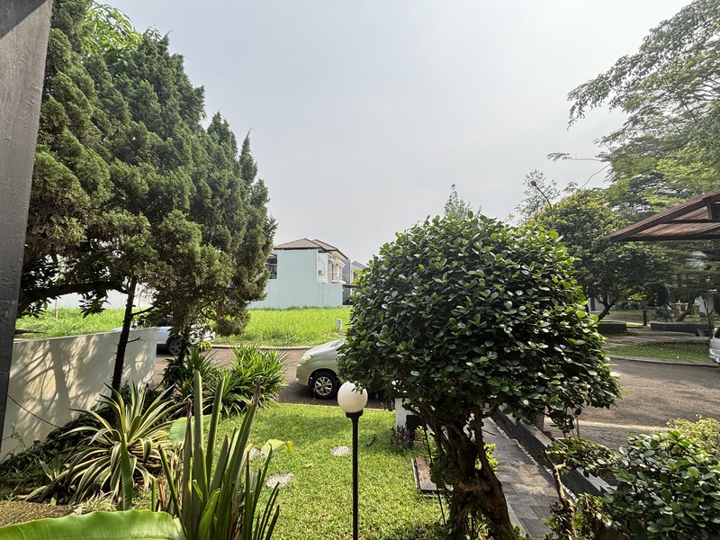 Rumah Villa Hadap Taman di  Legenda Wisata 