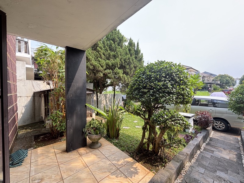 Rumah Villa Hadap Taman di  Legenda Wisata 