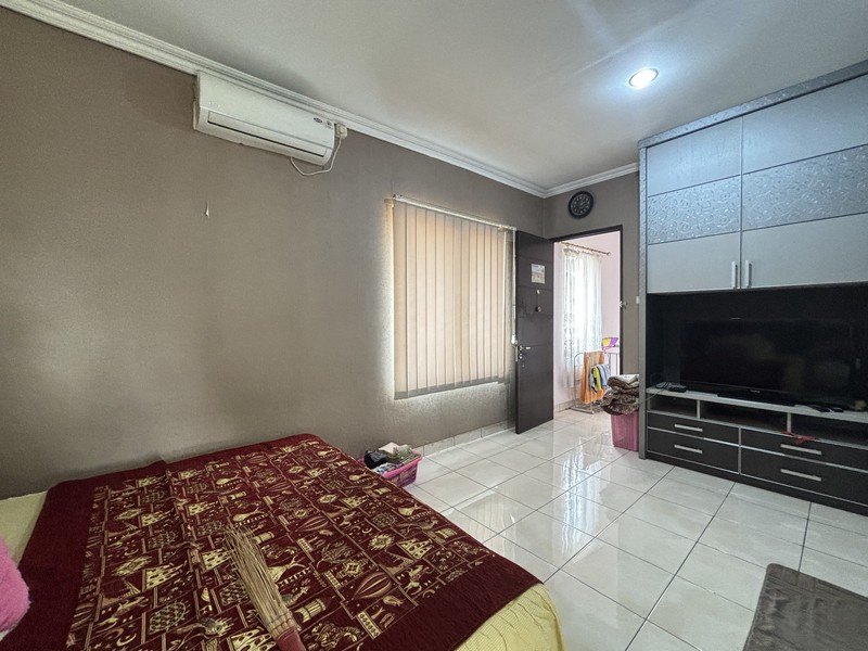 Rumah Villa Hadap Taman di  Legenda Wisata 