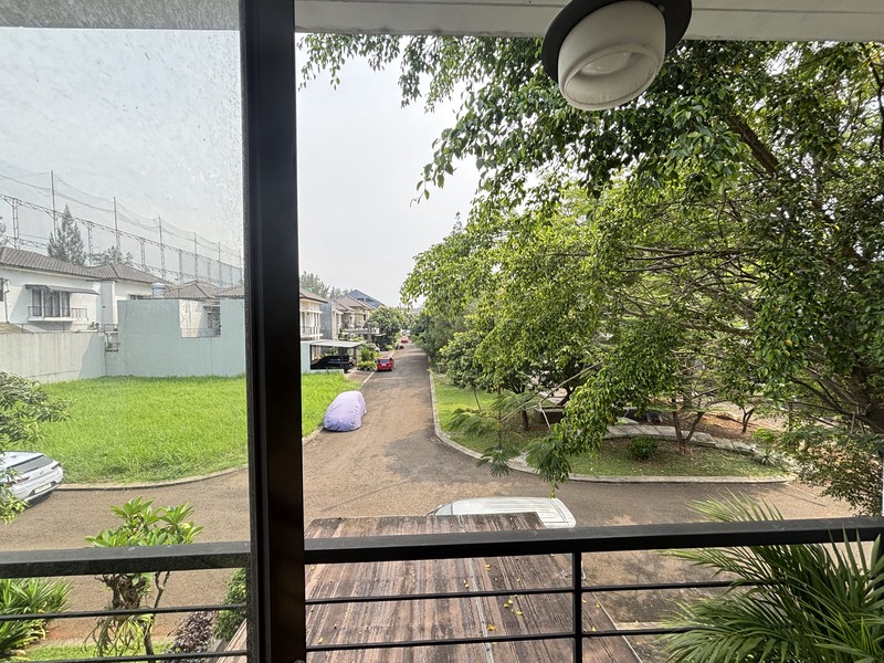 Rumah Villa Hadap Taman di  Legenda Wisata 