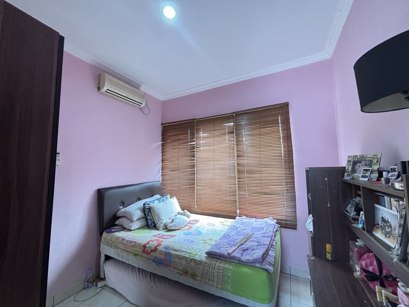 Rumah Villa Hadap Taman di  Legenda Wisata 