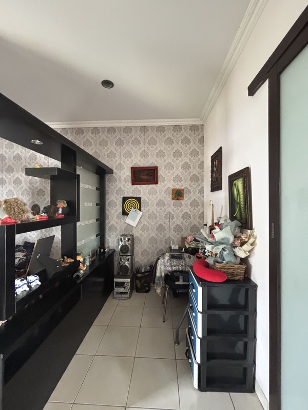 Rumah Villa Hadap Taman di  Legenda Wisata 