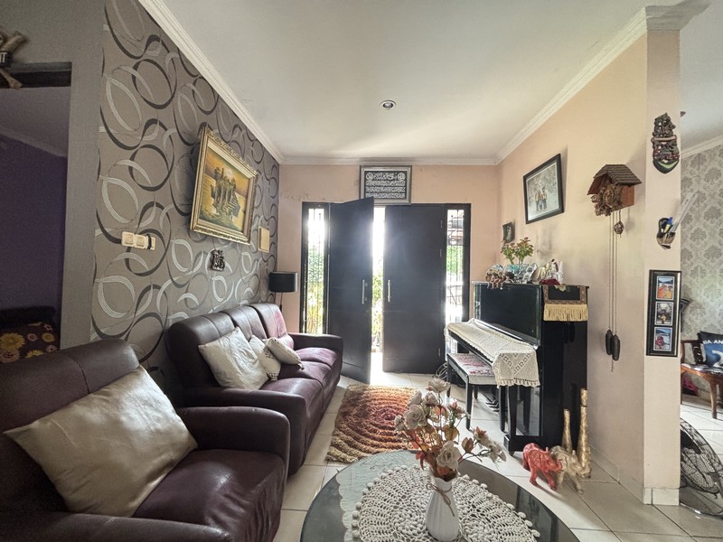 Rumah Villa Hadap Taman di  Legenda Wisata 