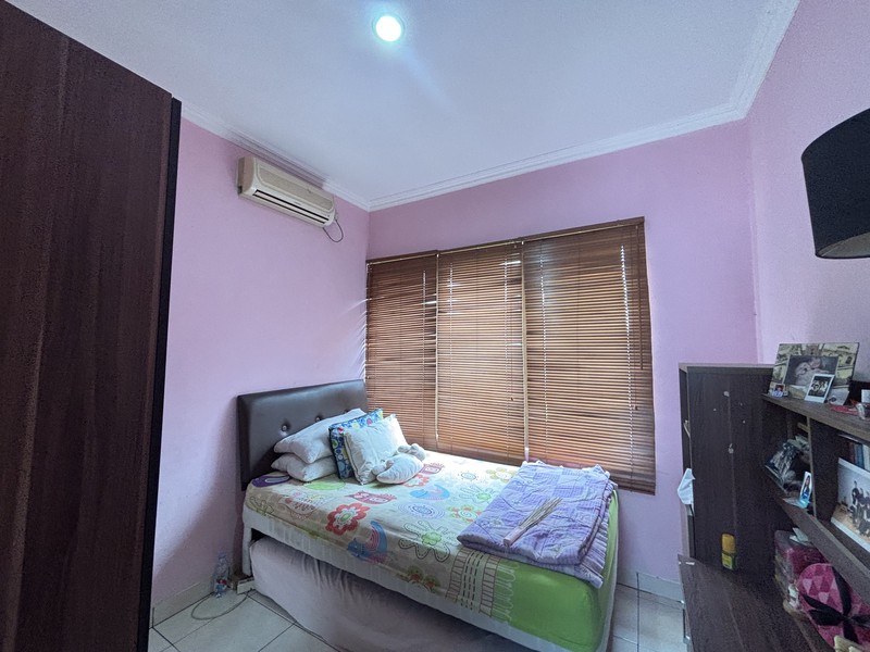 Rumah Villa Hadap Taman di  Legenda Wisata 