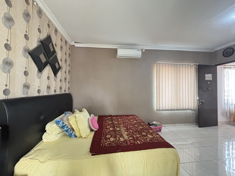 Rumah Villa Hadap Taman di  Legenda Wisata 