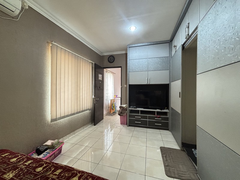 Rumah Villa Hadap Taman di  Legenda Wisata 