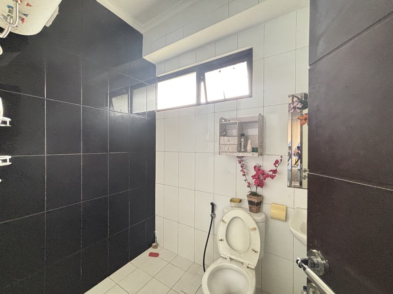 Rumah Villa Hadap Taman di  Legenda Wisata 