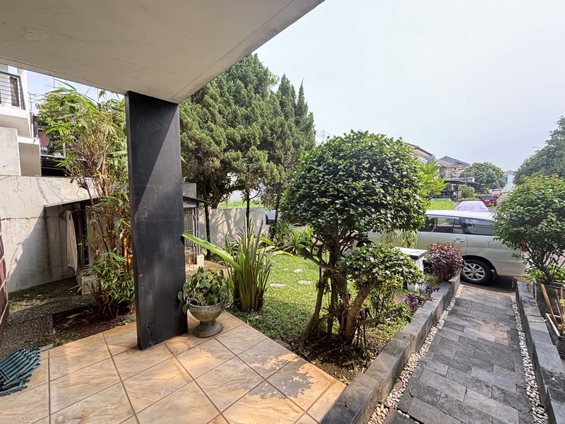 Rumah Villa Hadap Taman di  Legenda Wisata 