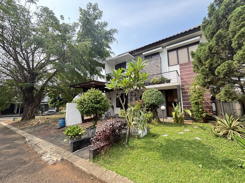 Rumah Villa Hadap Taman di  Legenda Wisata 