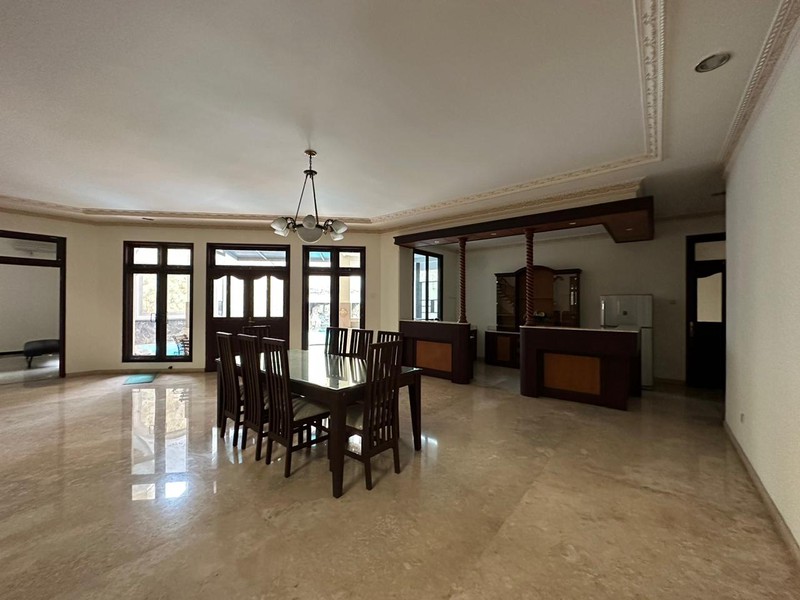 Dijual / Disewakan 700 m2 Rumah Taman Hunian Satelit - Sukomanunggal Surabaya Barat Plus Kolam Renang - Lantai MARMER - Garasi Carport Luas - Dekat Perumahan Chofa , Rs Mitra Keluarga