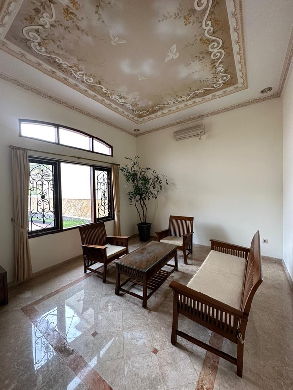 Dijual / Disewakan 700 m2 Rumah Taman Hunian Satelit - Sukomanunggal Surabaya Barat Plus Kolam Renang - Lantai MARMER - Garasi Carport Luas - Dekat Perumahan Chofa , Rs Mitra Keluarga