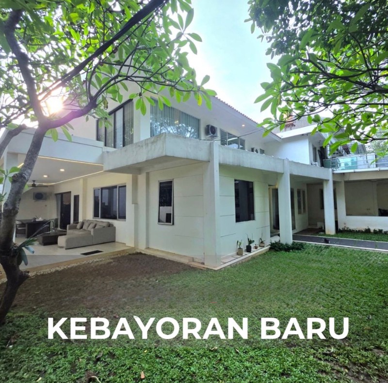 Dijual  BU Murah Rumah Hook Mewah 2 Lantai di Pakubuwono Kebayoran Baru - Halaman & Balkon Luas