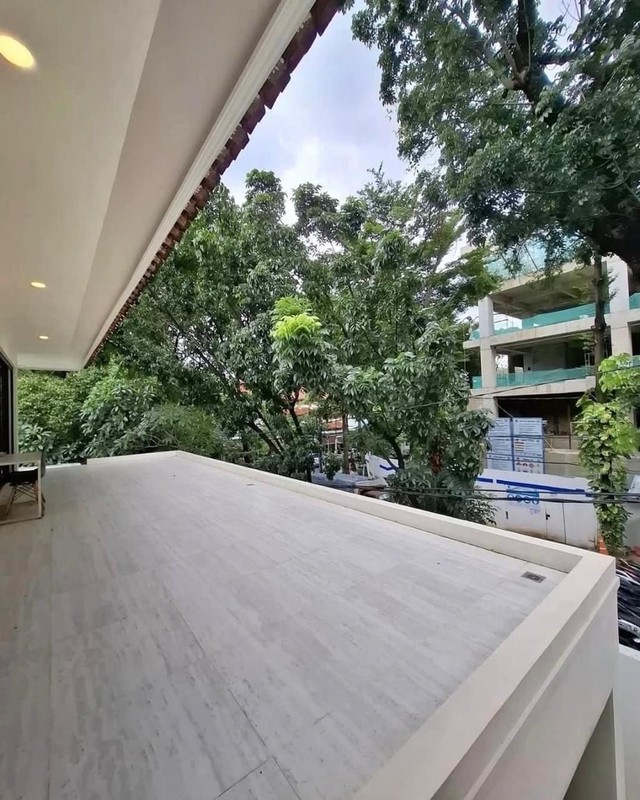 Dijual  BU Murah Rumah Hook Mewah 2 Lantai di Pakubuwono Kebayoran Baru - Halaman & Balkon Luas