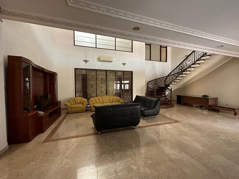 Disewakan 700 m2 Rumah Taman Hunian Satelit - Sukomanunggal Surabaya Barat Plus Kolam Renang - Lantai Marmer - Garasi Carport Luas - Dekat Perumahan Chofa , Rs Mitra Keluarga