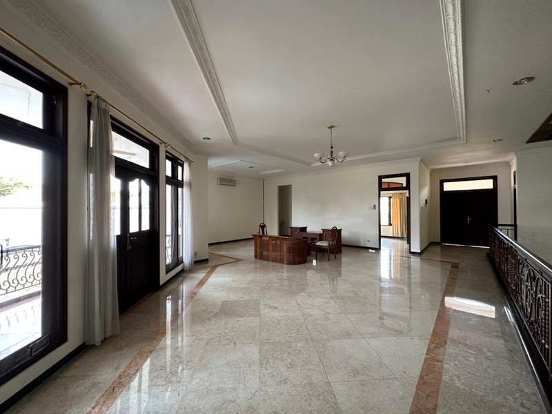 Disewakan 700 m2 Rumah Taman Hunian Satelit - Sukomanunggal Surabaya Barat Plus Kolam Renang - Lantai Marmer - Garasi Carport Luas - Dekat Perumahan Chofa , Rs Mitra Keluarga