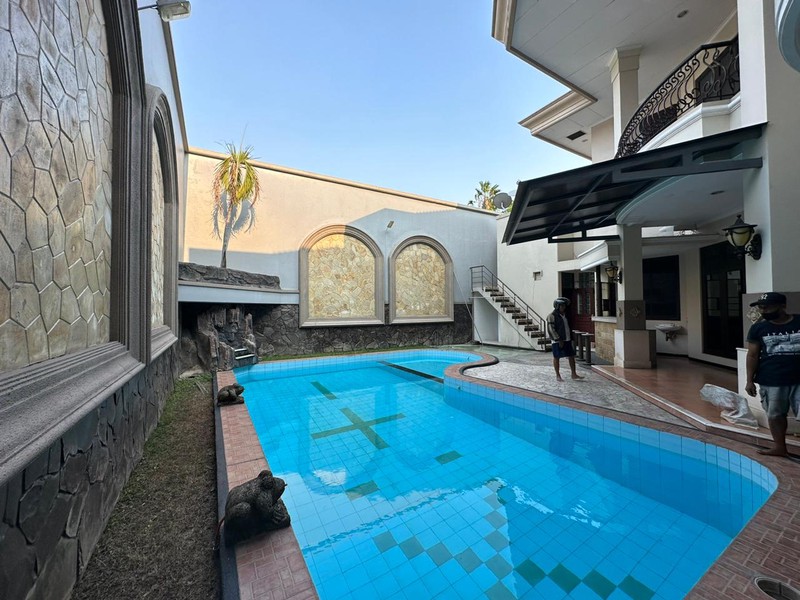 Disewakan 700 m2 Rumah Taman Hunian Satelit - Sukomanunggal Surabaya Barat Plus Kolam Renang - Lantai Marmer - Garasi Carport Luas - Dekat Perumahan Chofa , Rs Mitra Keluarga