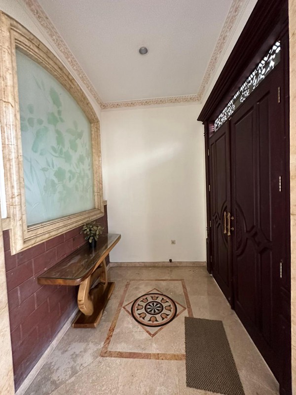 Disewakan 700 m2 Rumah Taman Hunian Satelit - Sukomanunggal Surabaya Barat Plus Kolam Renang - Lantai Marmer - Garasi Carport Luas - Dekat Perumahan Chofa , Rs Mitra Keluarga