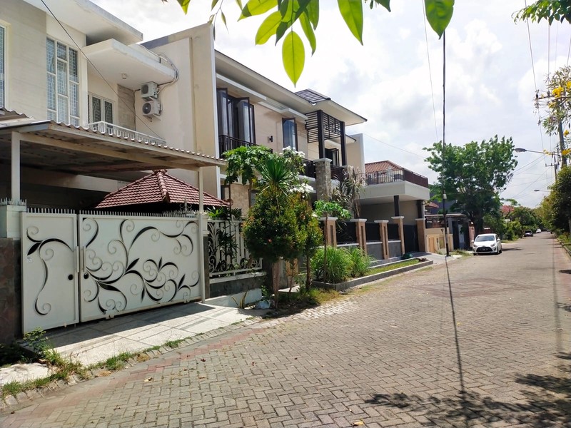 Dijual Rumah Araya 2 Galaxy Bumi Permai Surabaya Timur - Row Jalan LEBAR 3 Mobil - Siap Huni 