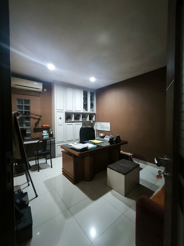 Disewakan 300 m2 Ruko Raya Sukomanunggal Jaya - Surabaya Barat - Nol Jalan Raya - Parkiran Mobil Luas - Ruang Loss Lebar Cocok Buat Segala Usaha , Cafe, Resto, Bank, Kantor, Showroom Dll