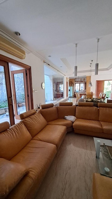 Rumah Hoek 3 Lantai Fully Furnished ,Lokasi Ok di Villa Permata Gading