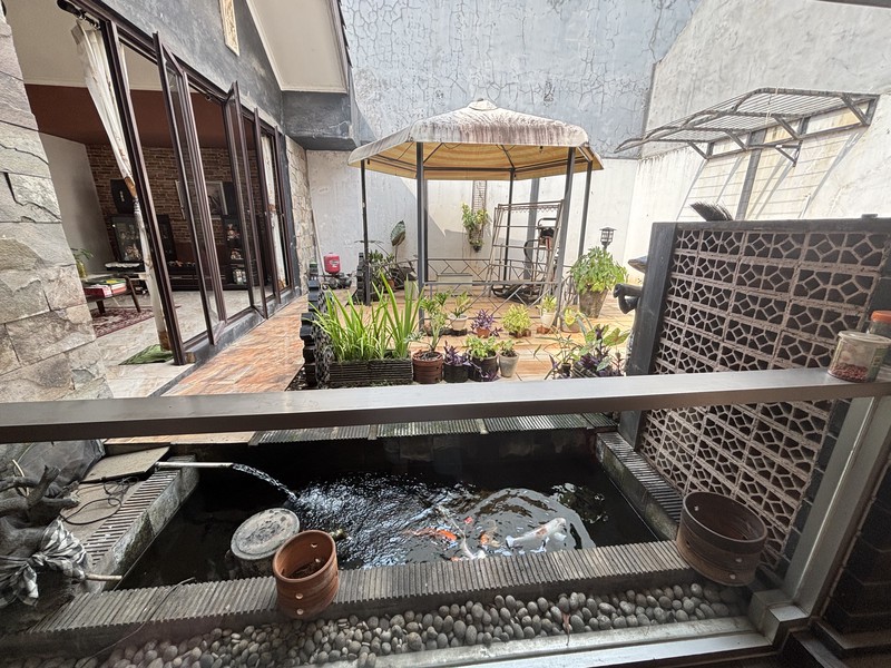 Rumah Villa Hadap Taman di  Legenda Wisata 