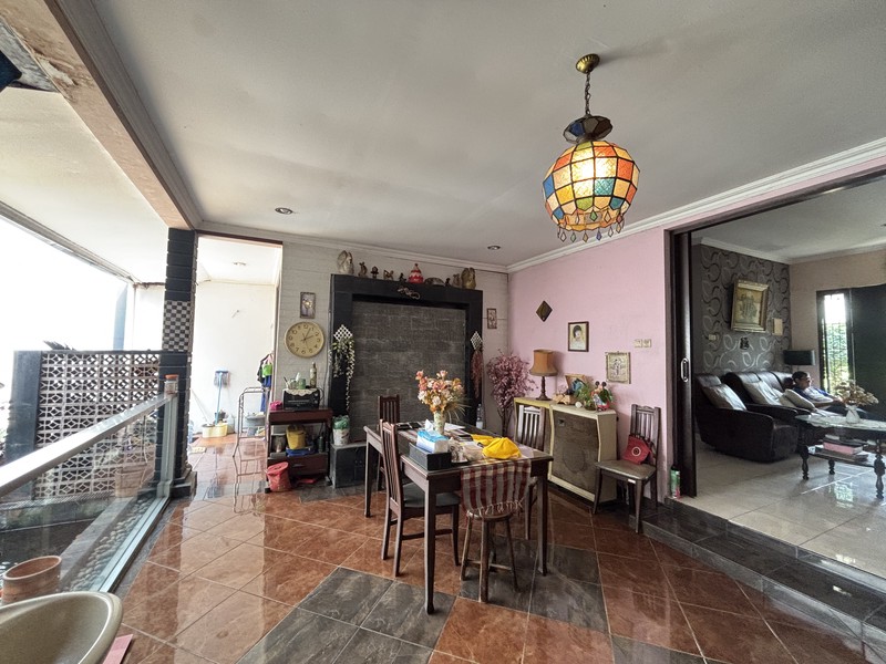 Rumah Villa Hadap Taman di  Legenda Wisata 