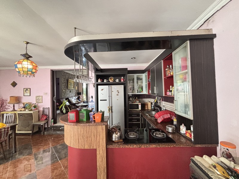 Rumah Villa Hadap Taman di  Legenda Wisata 