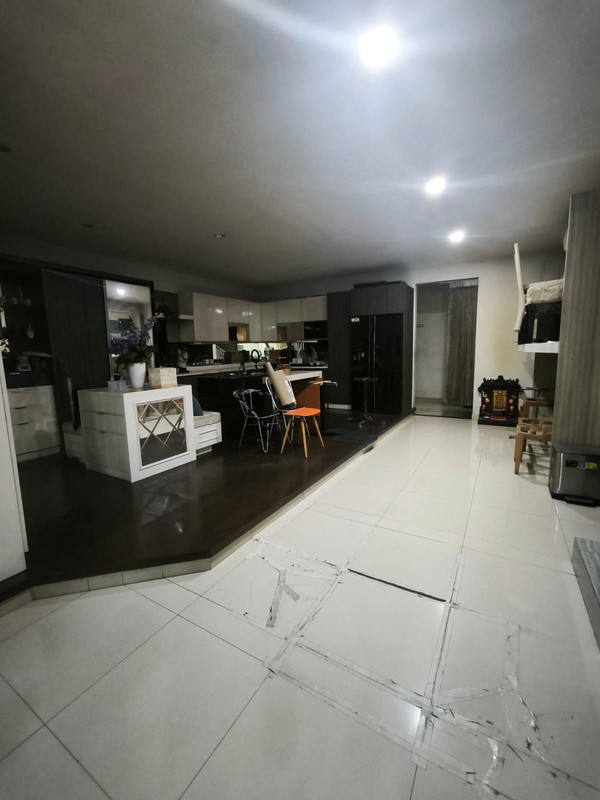 Dijual/Sewakan Rumah BANGUNAN KOMERSIAL, NOL JL RAYA SUKOMANUNGGAL JAYA