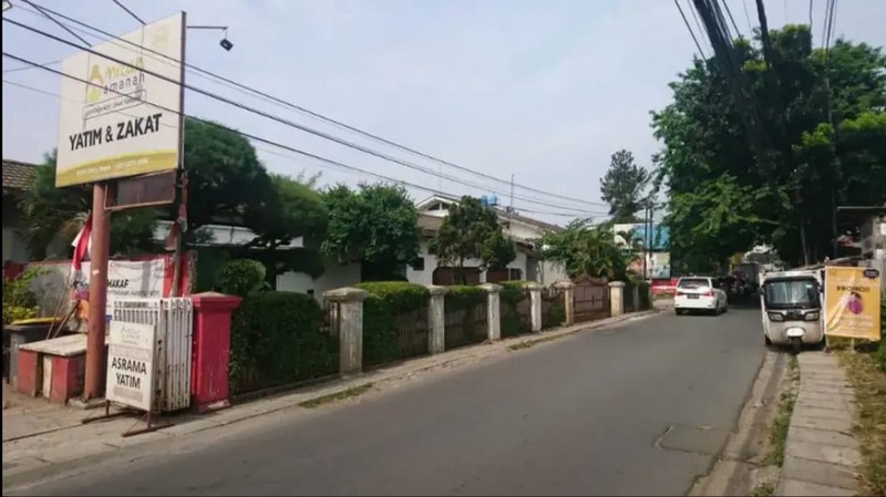 Rumah Luas 492m&#xb2; di Jalan Utama Cinere Raya Lengkap dengan Kolam Renang
