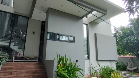 Di jual cepat rumah 3 lantai  semi furnished aman,tenang dan nyaman di Pulonangka Jakarta Timur