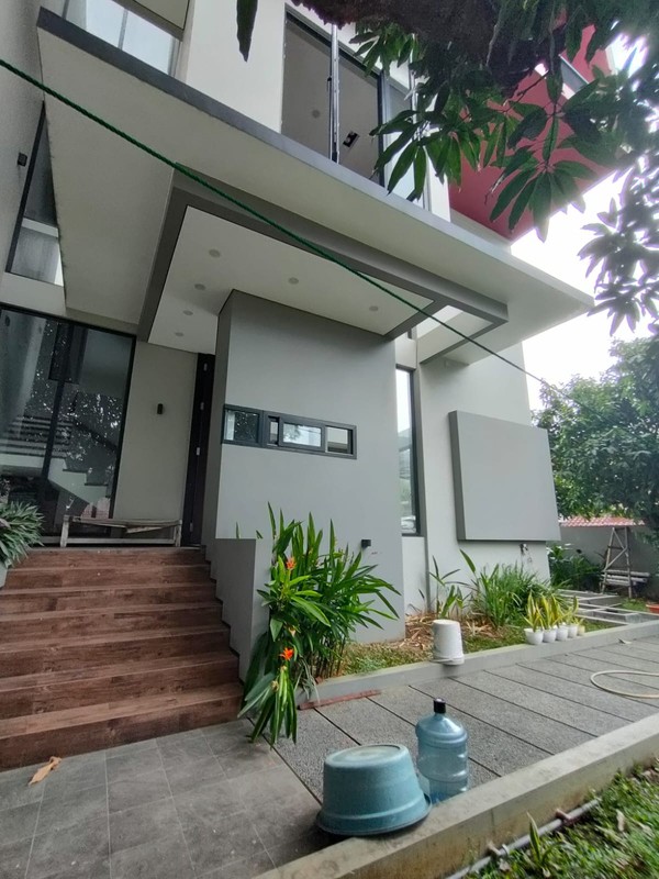 Di jual cepat rumah 3 lantai  semi furnished aman,tenang dan nyaman di Pulonangka Jakarta Timur