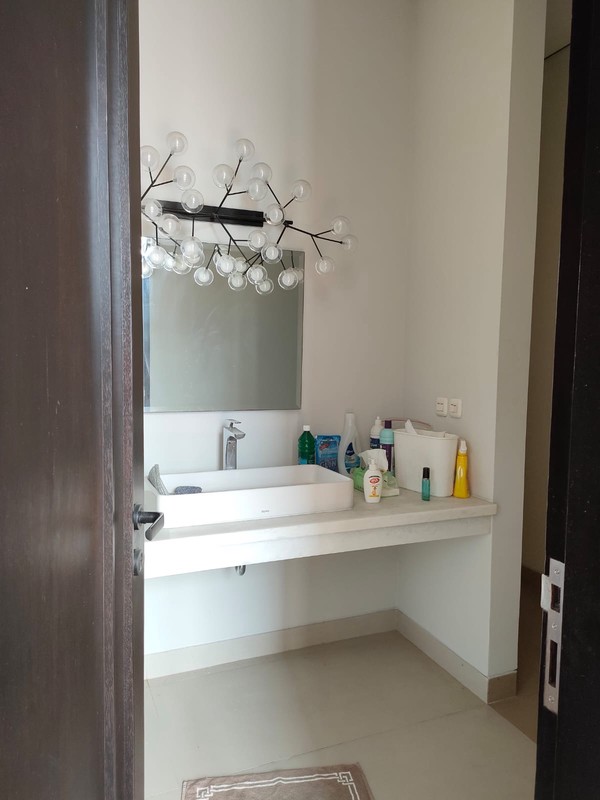 Di jual cepat rumah 3 lantai  semi furnished aman,tenang dan nyaman di Pulonangka Jakarta Timur