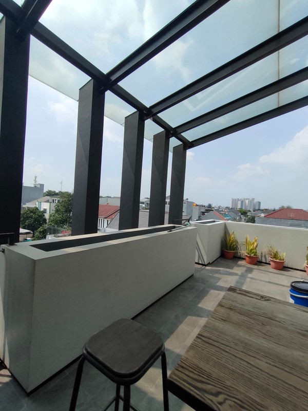 Di jual cepat rumah 3 lantai  semi furnished aman,tenang dan nyaman di Pulonangka Jakarta Timur
