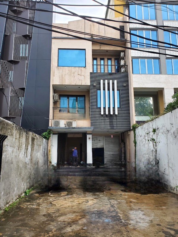 DIJUAL GEDUNG 3,5 LANTAI UNTUK KANTOR DI PEGANGSAAN MENTENG