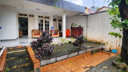 Rumah LT 429 m2 LB 200 m2 di Kebayoran Baru Jakarta Selatan dengan SHM