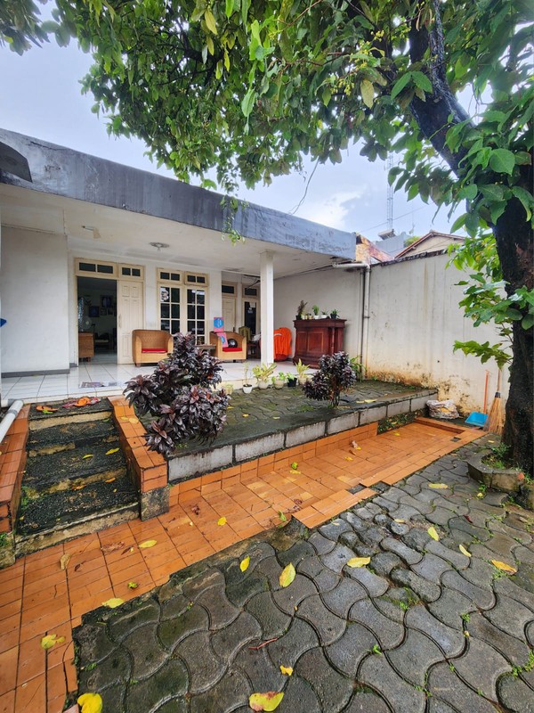 Rumah LT 429 m2 LB 200 m2 di Kebayoran Baru Jakarta Selatan dengan SHM