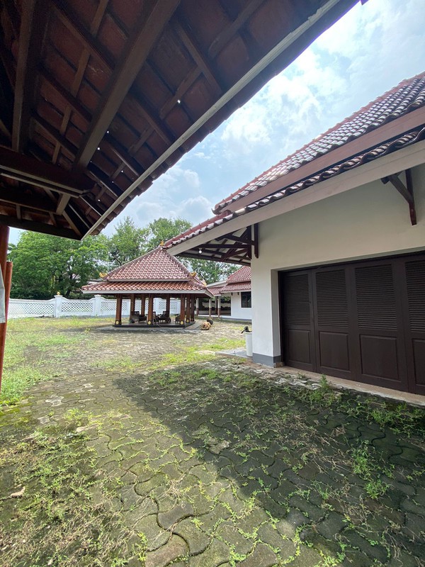 Rumah Super Luas dalam Komplek Cinere - dekat ke Area Jakarta Selatan