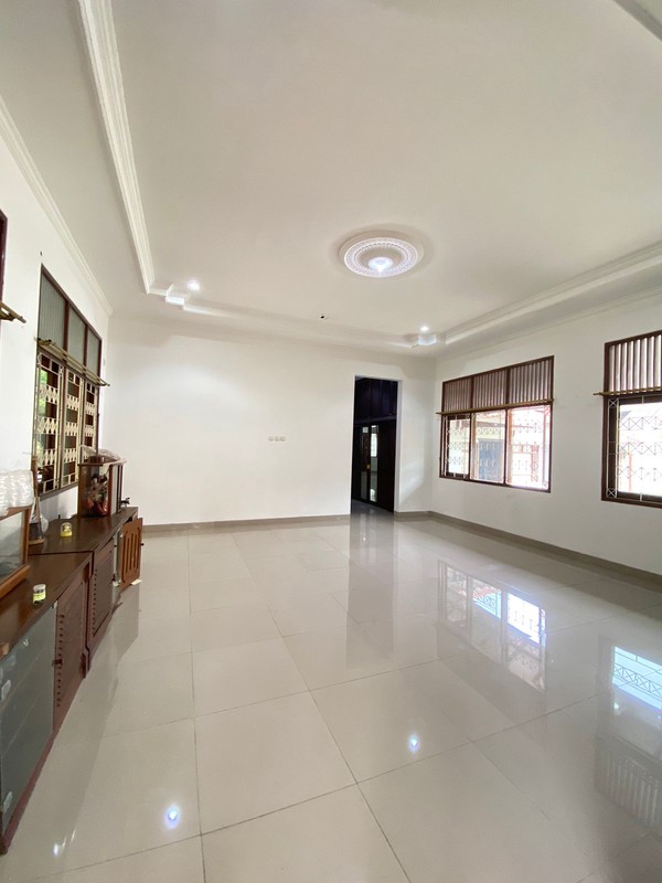 Rumah Super Luas dalam Komplek Cinere - dekat ke Area Jakarta Selatan