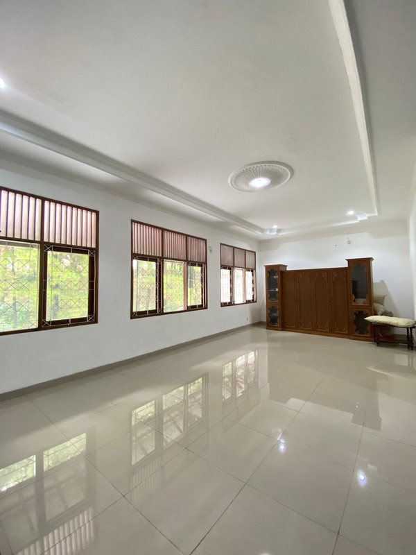 Rumah Super Luas dalam Komplek Cinere - dekat ke Area Jakarta Selatan
