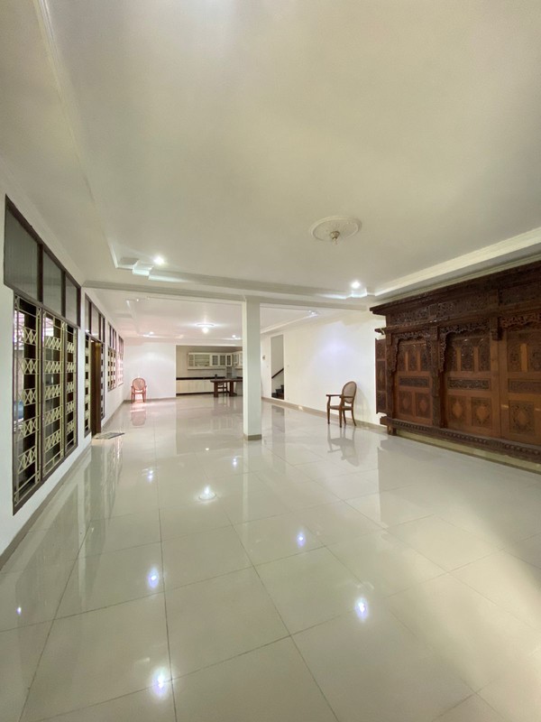 Rumah Super Luas dalam Komplek Cinere - dekat ke Area Jakarta Selatan