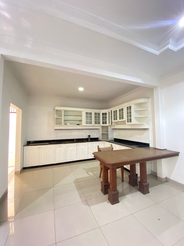 Rumah Super Luas dalam Komplek Cinere - dekat ke Area Jakarta Selatan